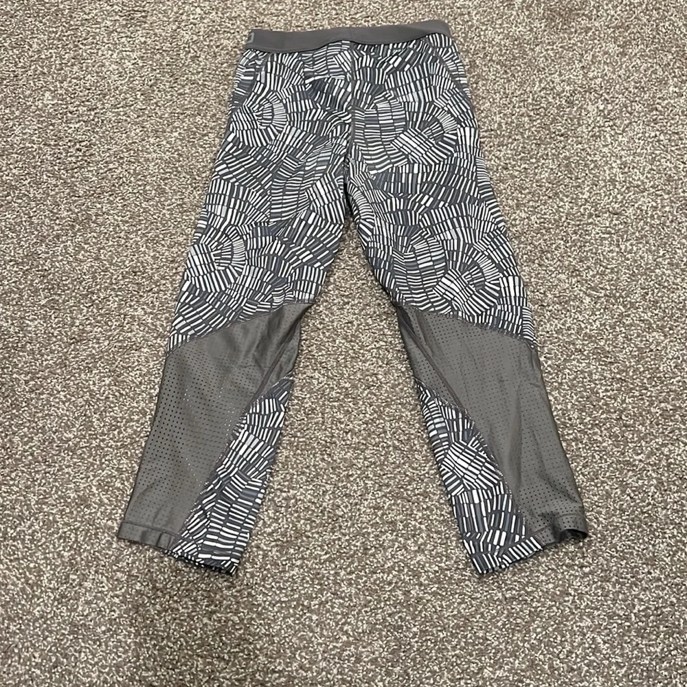 Nike Pro Capri Leggings - Picture 3 of 4